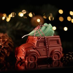 Ręcznie robiona aromatyczna świeca sojowa swiąteczna Samochodzik z choinką (limitowana edycja)