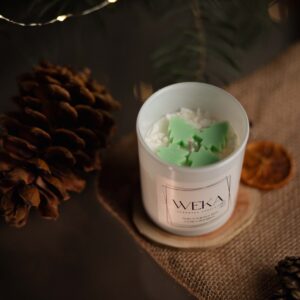 Aromatyczna świeca sojowa swiąteczna w bialym sloiczku z choinkami
